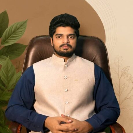 Herbal medicine expert at IBN-E-TABEEB clinic with natural remedies.